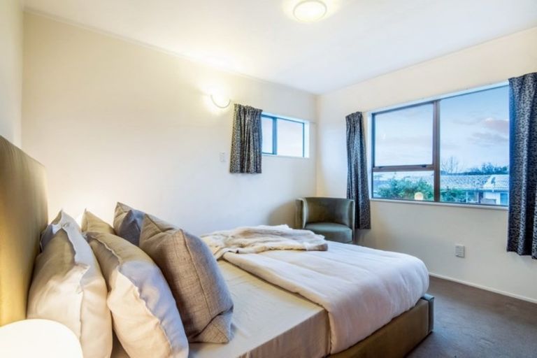 Photo of property in 2/17 Oliver Street, Point Chevalier, Auckland, 1022