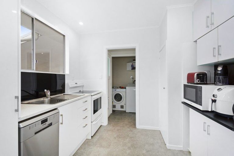 Photo of property in 18 Omaha Grove, Totara Park, Upper Hutt, 5018