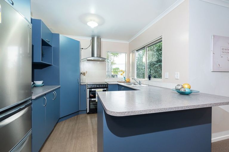 Photo of property in 76 Colwill Road, Massey, Auckland, 0614
