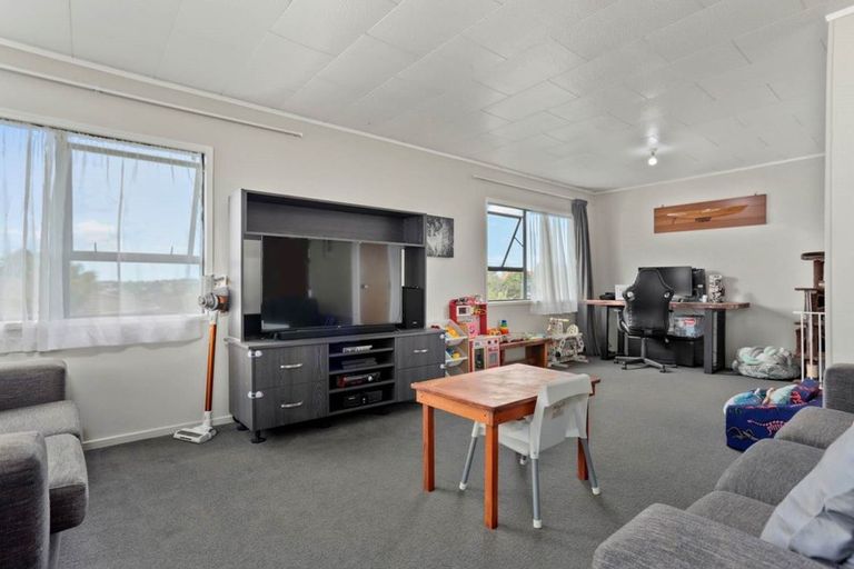 Photo of property in 21 Holmes Drive South, West Harbour, Auckland, 0618