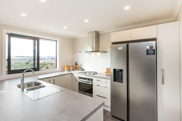 Photo of property in 15 Gibraltar Way, Fitzherbert, Palmerston North, 4410