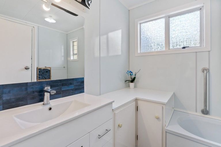 Photo of property in 6 Regents Grove, Richmond Heights, Taupo, 3330