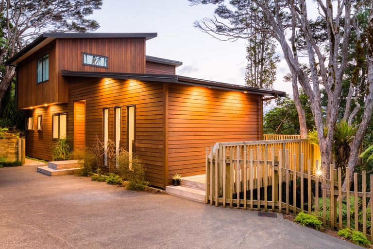 Photo of property in 410a Scenic Drive, Waiatarua, Auckland, 0612