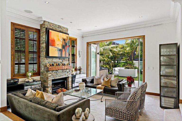 Photo of property in 18a Tiri Road, Milford, Auckland, 0620