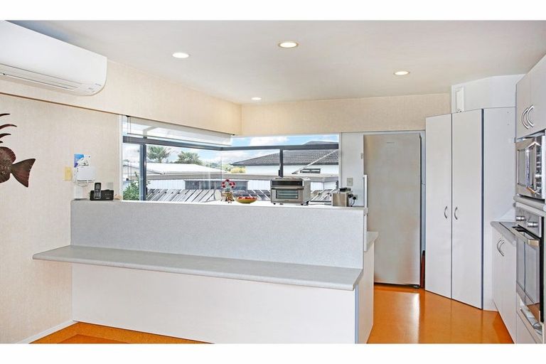 Photo of property in 48 Edgewater Parade, Waiuku, 2123