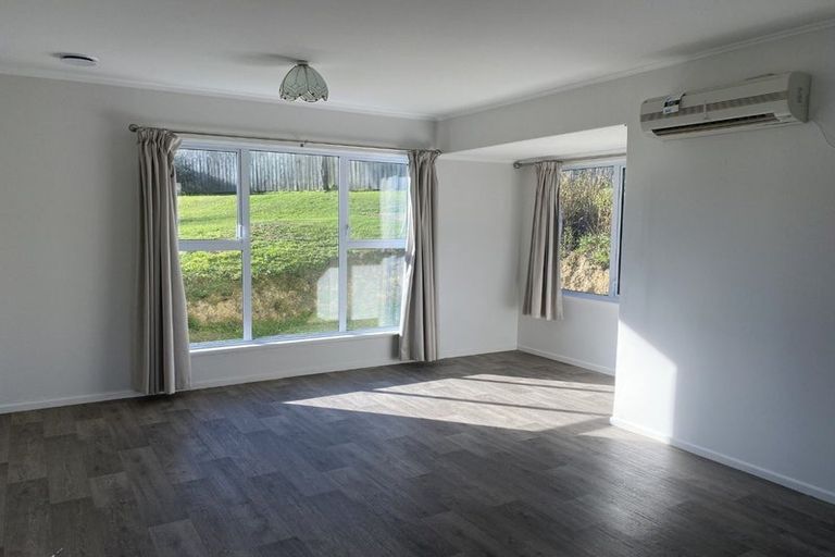 Photo of property in 1a-b Devon Place, Cannons Creek, Porirua, 5024