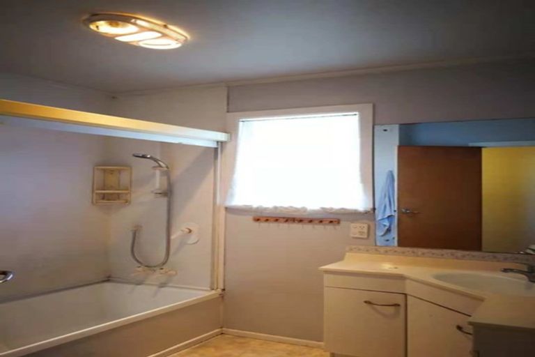 Photo of property in 16 Larnoch Road, Henderson, Auckland, 0610