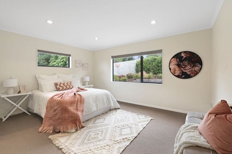 Photo of property in 72 Lake Panorama Drive, Henderson Valley, Auckland, 0612