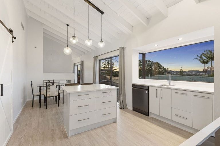 Photo of property in 9 Pohutukawa Avenue, Red Beach, 0932