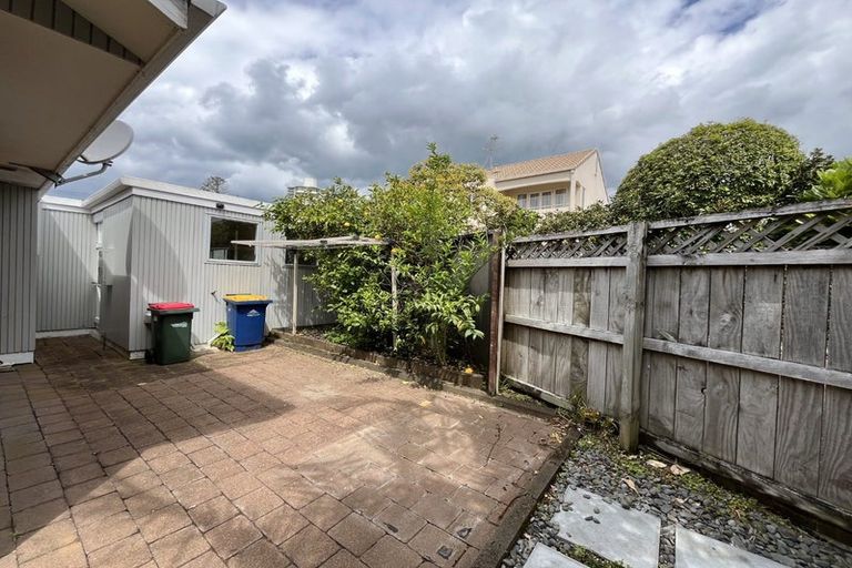 Photo of property in 2/1 Sylvan Park Avenue, Milford, Auckland, 0620