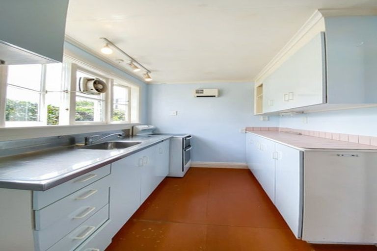 Photo of property in 5 Tarawera Road, Johnsonville, Wellington, 6037