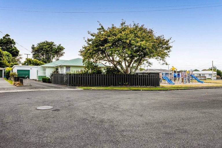 Photo of property in 2 Charles Major Place, Hawera, 4610