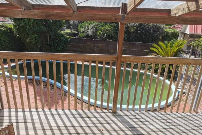 Photo of property in 5 Yeovil Road, Te Atatu Peninsula, Auckland, 0610