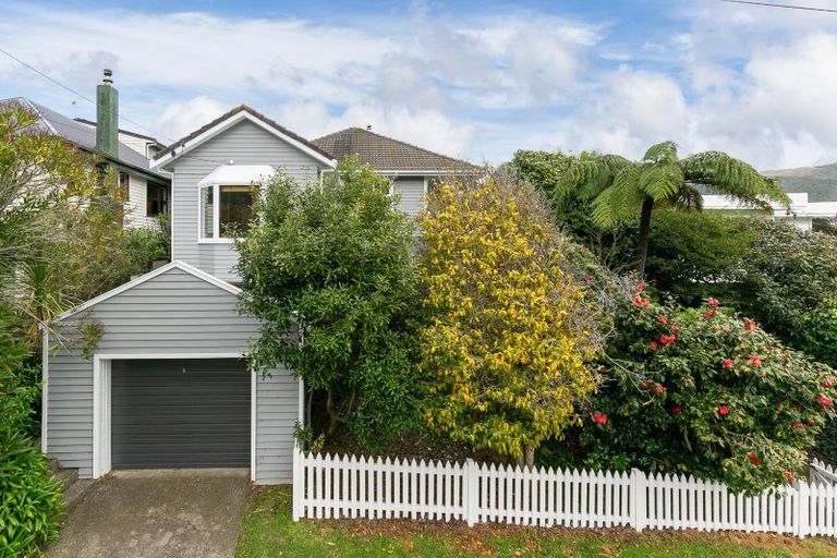 Photo of property in 28 Raroa Terrace, Tawa, Wellington, 5028