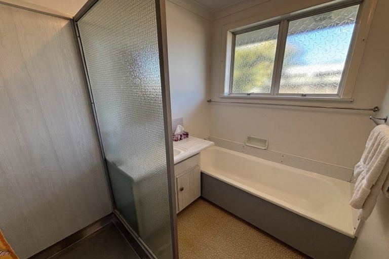 Photo of property in 3 Hollows Crescent, Takaro, Palmerston North, 4412