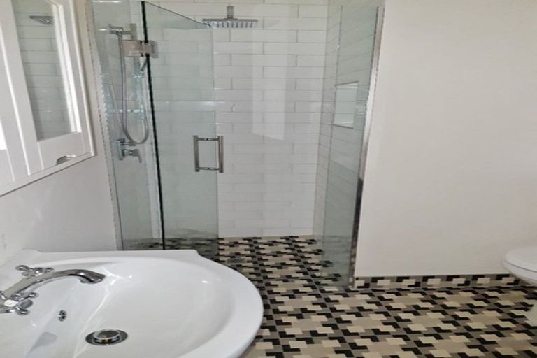 Photo of property in 110 Tiroroa Avenue, Te Atatu South, Auckland, 0610