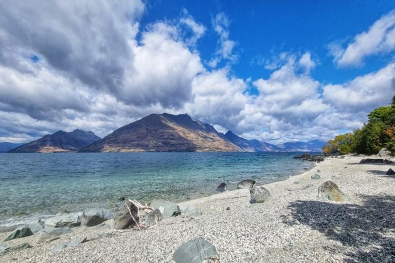 Photo of property in 66 Cedar Drive, Kelvin Heights, Queenstown, 9300