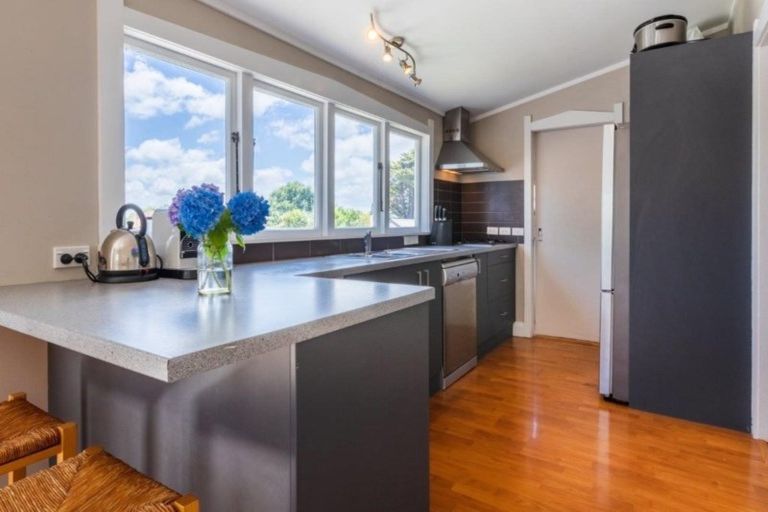 Photo of property in 53 Woodglen Road, Glen Eden, Auckland, 0602