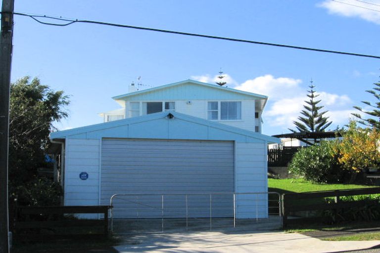 Photo of property in 3 Kaitawa Street, Waikanae Beach, Waikanae, 5036