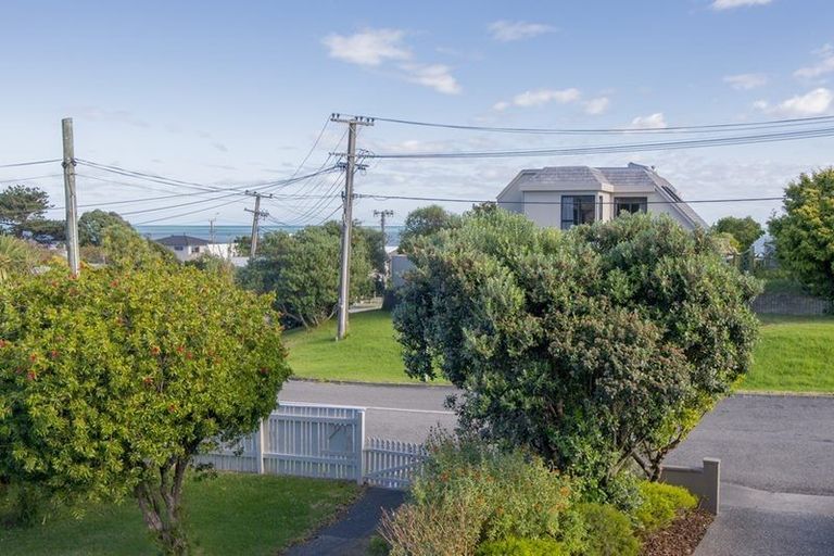 Photo of property in 137 Seaview Road, Paraparaumu Beach, Paraparaumu, 5032