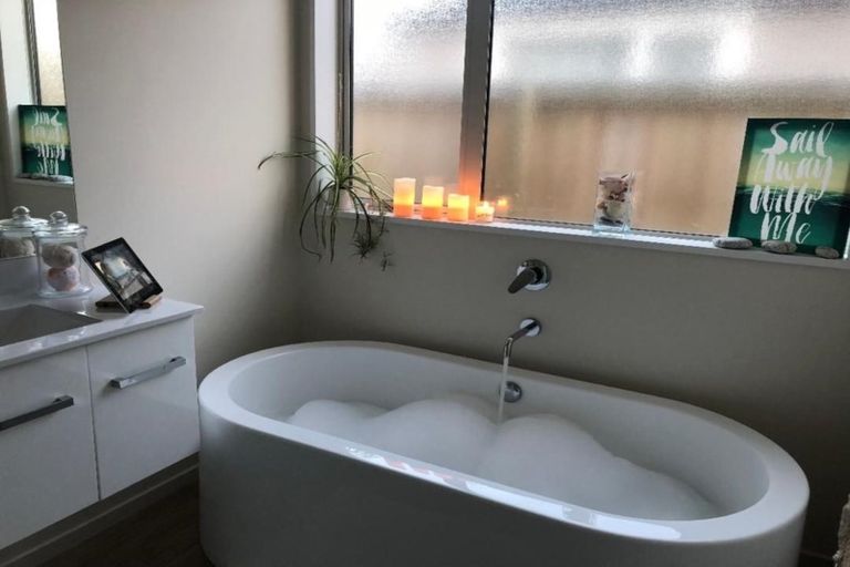 Photo of property in 32 Solander Road, Pegasus, 7612