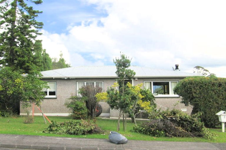 Photo of property in 2 Robert Burke Place, Henderson, Auckland, 0612