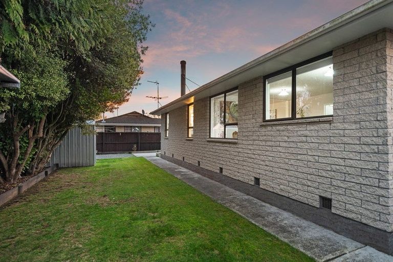 Photo of property in 2/8a Salford Avenue, Redwood, Christchurch, 8051