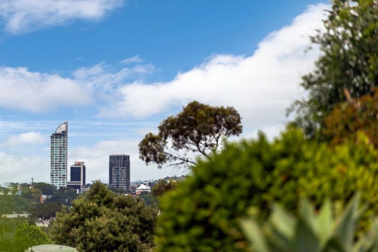 Photo of property in 1/27 Knightsbridge Drive, Forrest Hill, Auckland, 0620