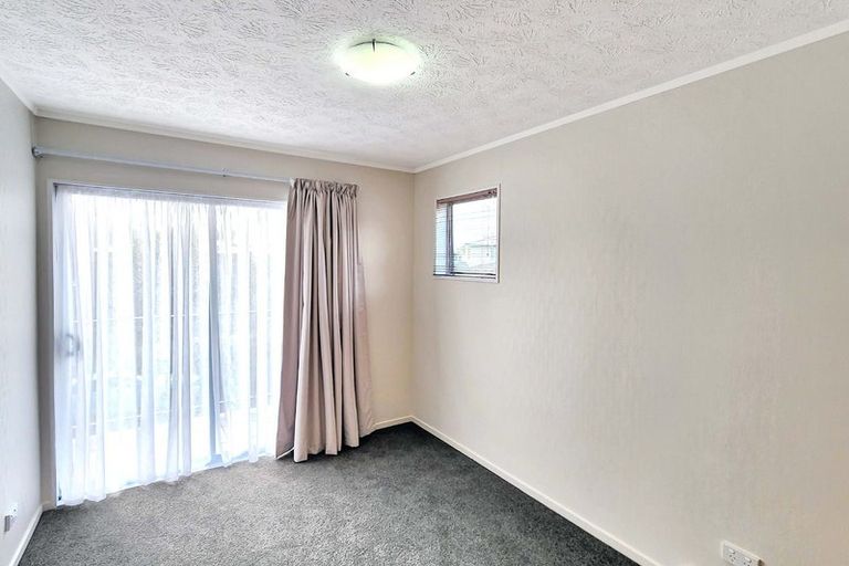 Photo of property in 2 Dundee Place, Crofton Downs, Wellington, 6035