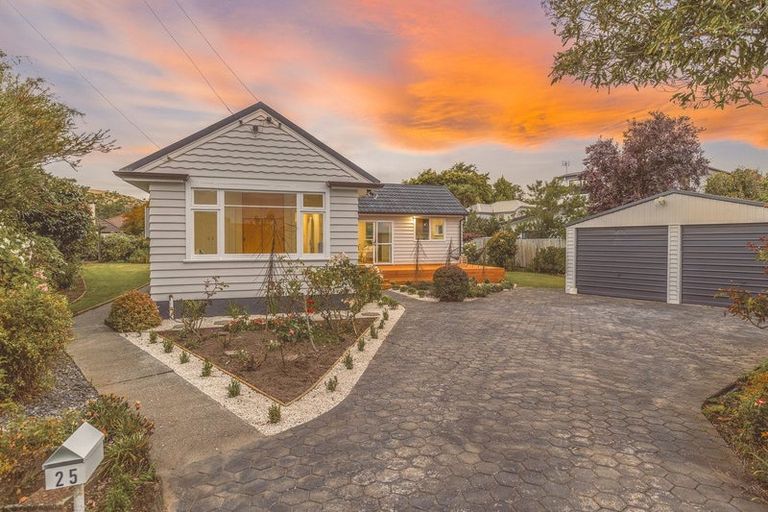 Photo of property in 25 Derrett Place, Saint Martins, Christchurch, 8022