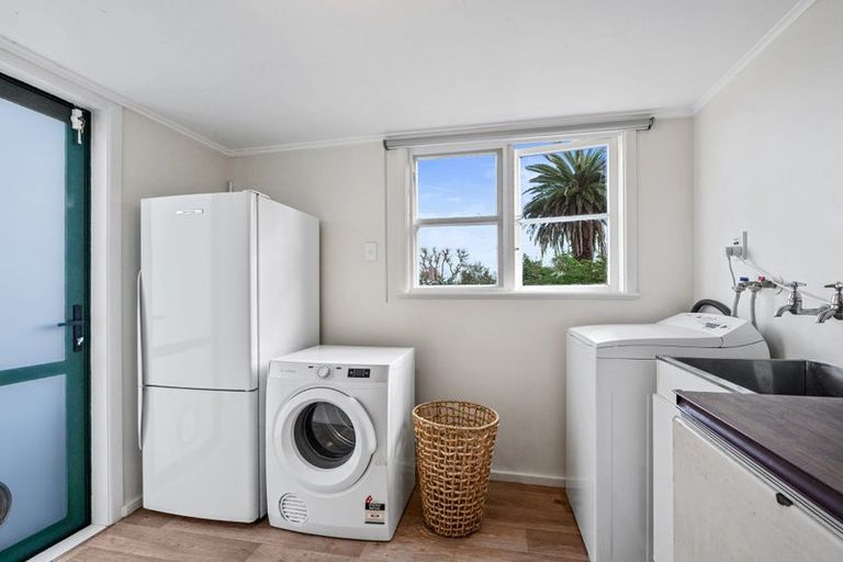 Photo of property in 2/11 Parakai Avenue, Parakai, 0830