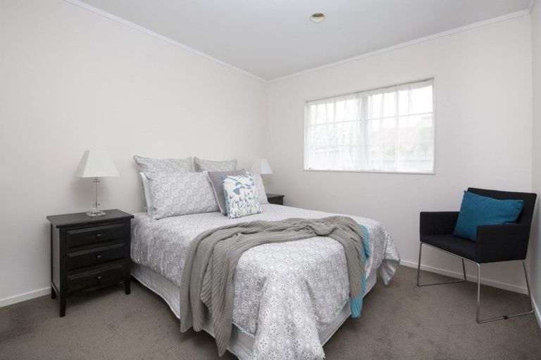 Photo of property in 22 Lochend Place, Highland Park, Auckland, 2010