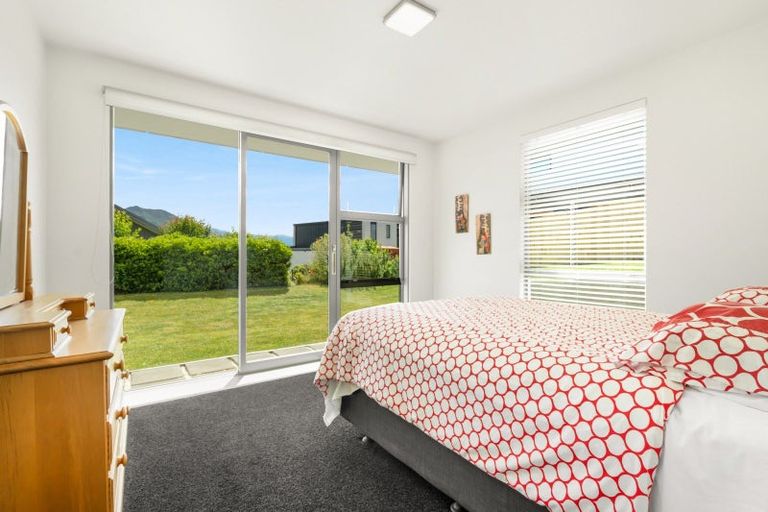 Photo of property in 5 Bovett Place, Wanaka, 9305