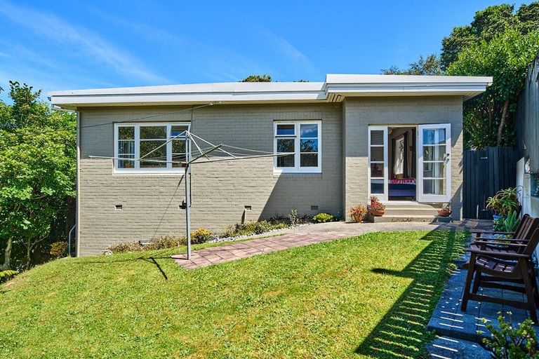 Photo of property in 1 Victory Crescent, Tawa, Wellington, 5028