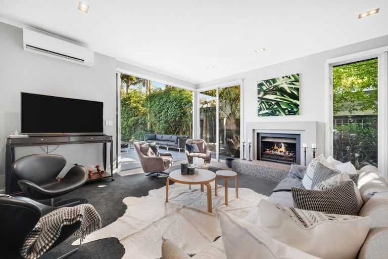 Photo of property in 20 Marine Parade, Mellons Bay, Auckland, 2014