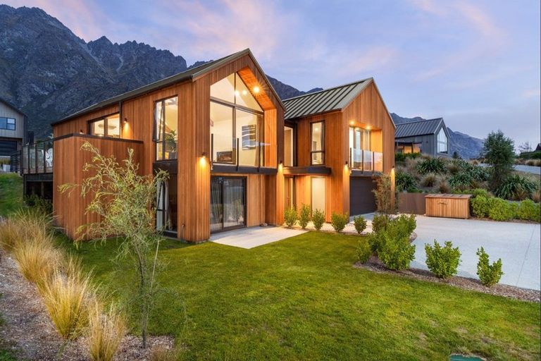 Photo of property in 19 Hackett Road, Jacks Point, Queenstown, 9371