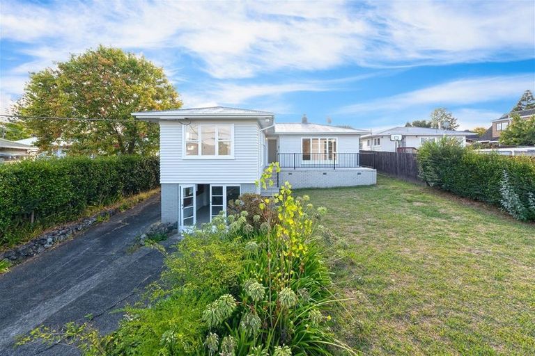Photo of property in 4 Longburn Road, Henderson, Auckland, 0610