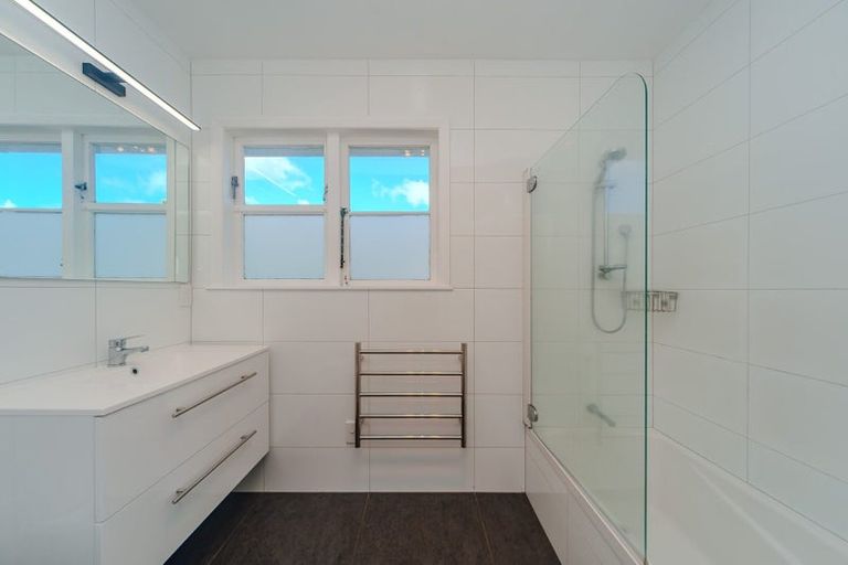 Photo of property in 35 Oswald Crescent, Paparangi, Wellington, 6037