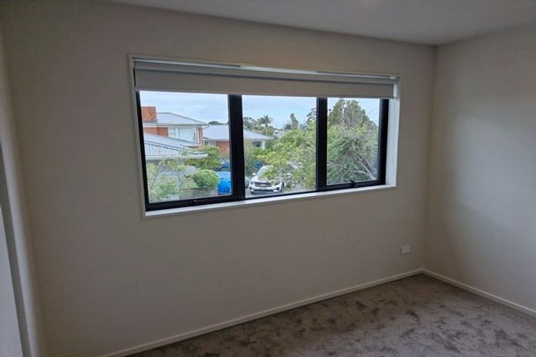 Photo of property in 16c Hobsonville Road, West Harbour, Auckland, 0618