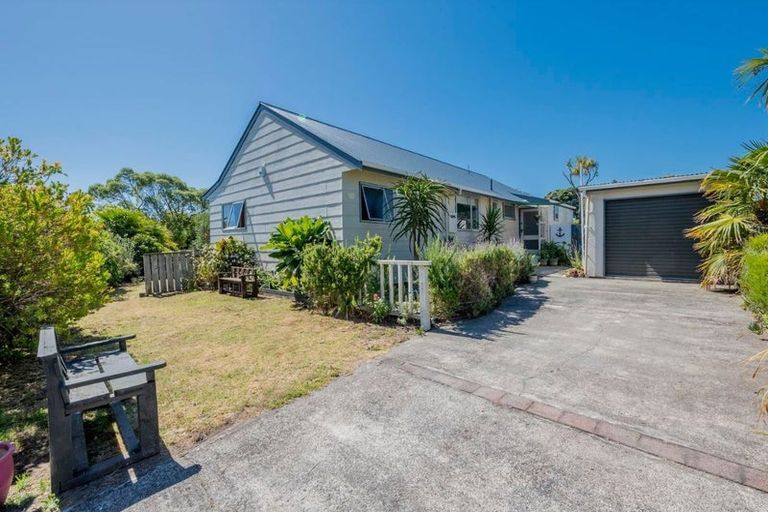 Photo of property in 36 Freyberg Crescent, Waikanae Beach, Waikanae, 5036