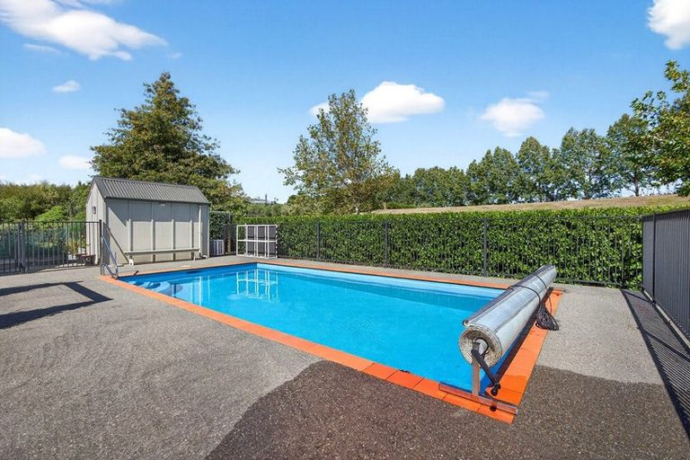 Photo of property in 10 Fairway Drive, Martinborough, 5711