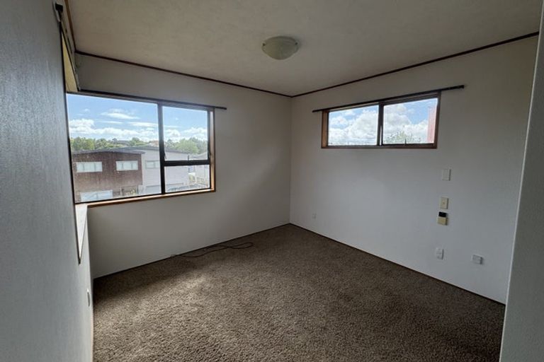 Photo of property in 34a Mark Edward Drive, Half Moon Bay, Auckland, 2012