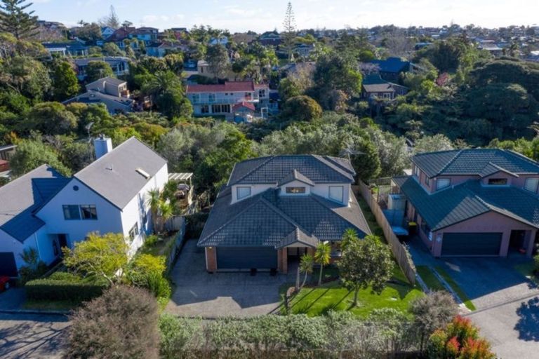 Photo of property in 15 Renlee Place, Shelly Park, Auckland, 2014