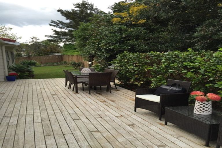 Photo of property in 8 Cottam Grove, Northcross, Auckland, 0632