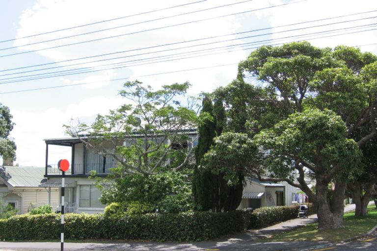 Photo of property in 1/140 Calliope Road, Stanley Point, Auckland, 0624