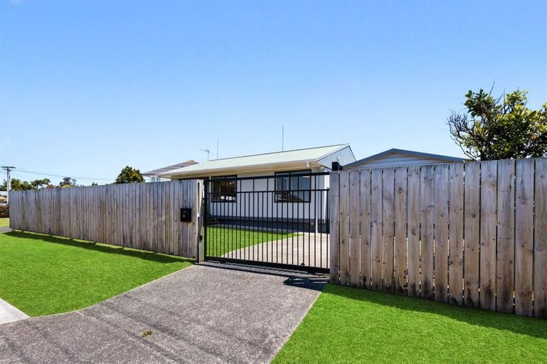 Photo of property in 26 Ward Crescent, Te Atatu Peninsula, Auckland, 0610