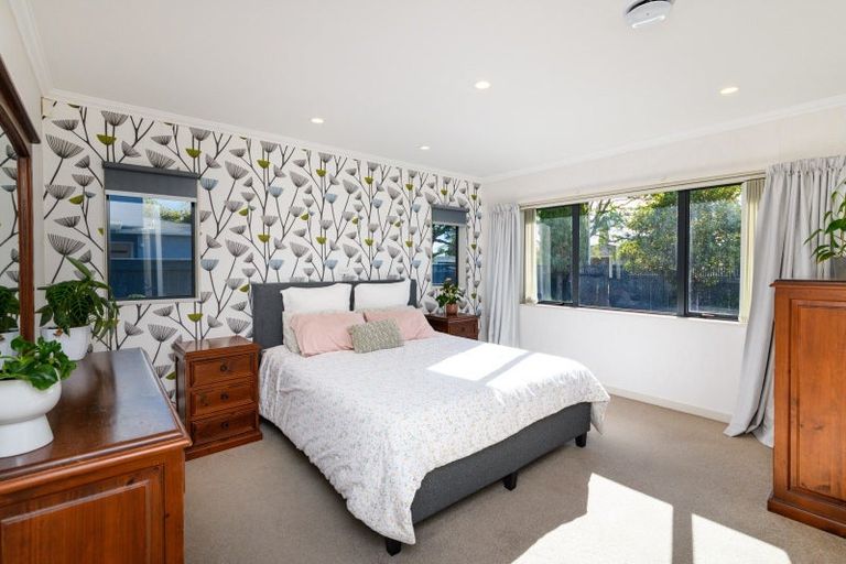 Photo of property in 12 Mana Place, Awapuni, Palmerston North, 4412