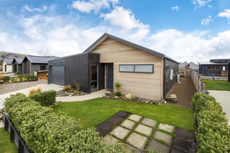Photo of property in 5 Peterculter Drive, Wanaka, 9305