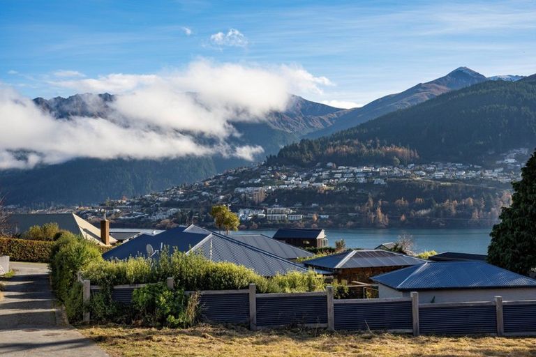Photo of property in 4a Balmoral Drive, Kelvin Heights, Queenstown, 9300
