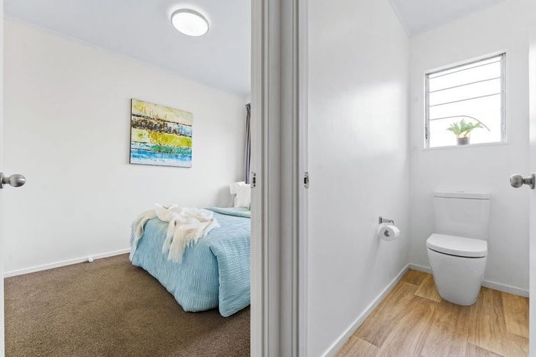 Photo of property in 1/307a Wairau Road, Totara Vale, Auckland, 0627